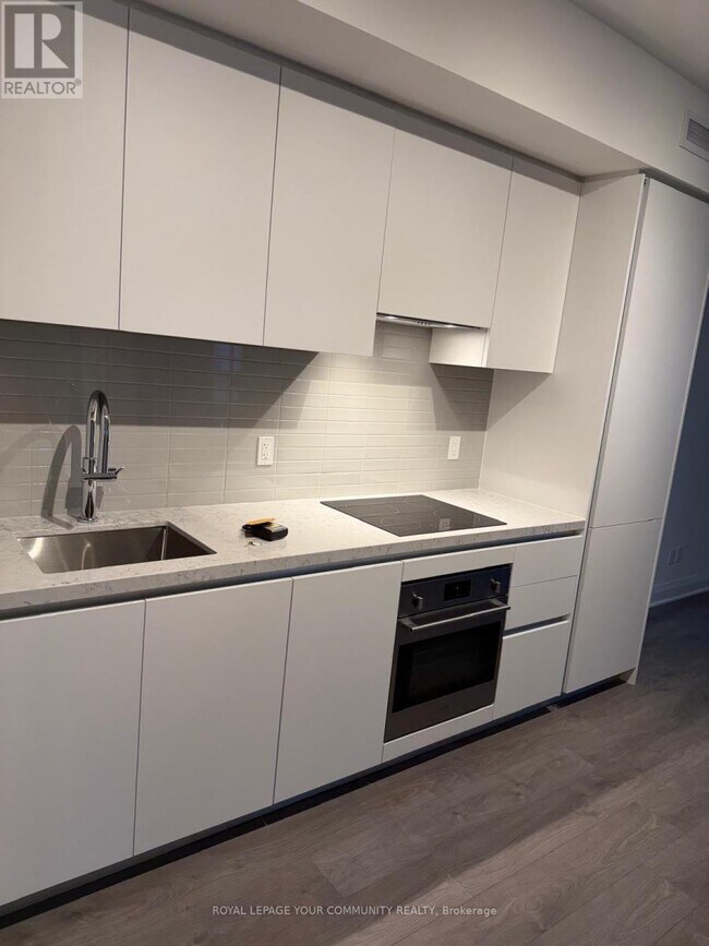 2 Erskine Rd in Mississauga, ON - Building Photo - Building Photo