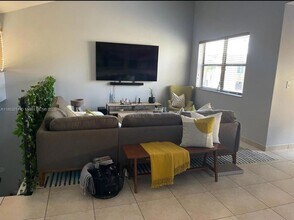 341 W Park Dr, Unit 20315 in Miami, FL - Building Photo - Building Photo