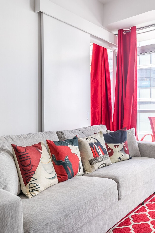 127 Bremner Blvd in Toronto, ON - Building Photo - Building Photo