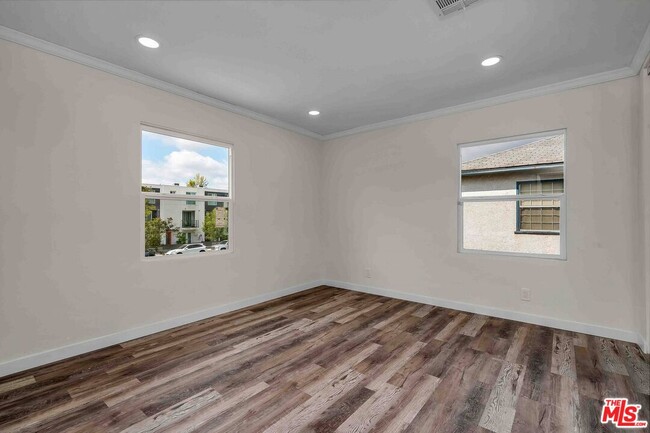 11575 Riverside Dr in Los Angeles, CA - Building Photo - Building Photo