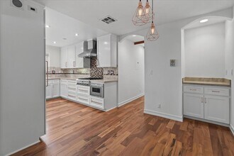 2550 S Centinela Ave, Unit 105 in Los Angeles, CA - Foto de edificio - Building Photo