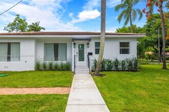 701 NE 119th St in Biscayne Park, FL - Foto de edificio - Building Photo