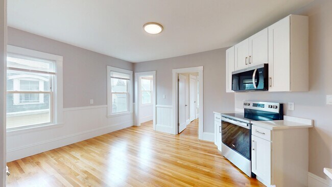 1588 Cambridge St, Unit F in Cambridge, MA - Foto de edificio - Building Photo