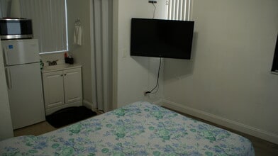 2240 NW 90th St, Unit 1 in Miami, FL - Foto de edificio - Building Photo