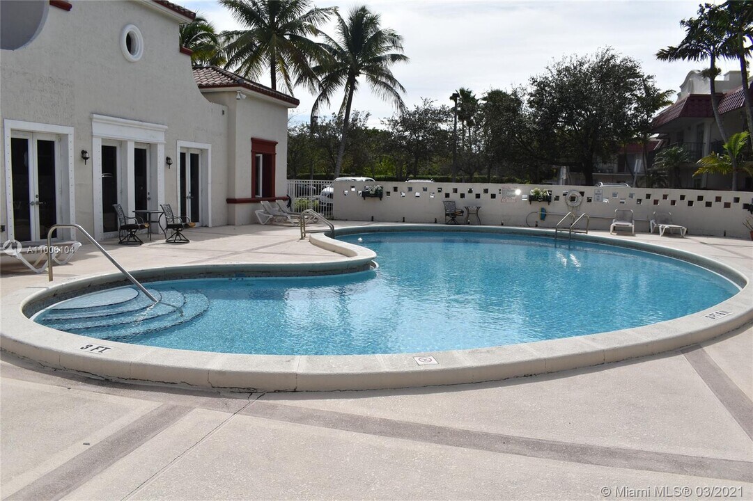 8650 SW 67th Ave-Unit -1030 in Pinecrest, FL - Building Photo