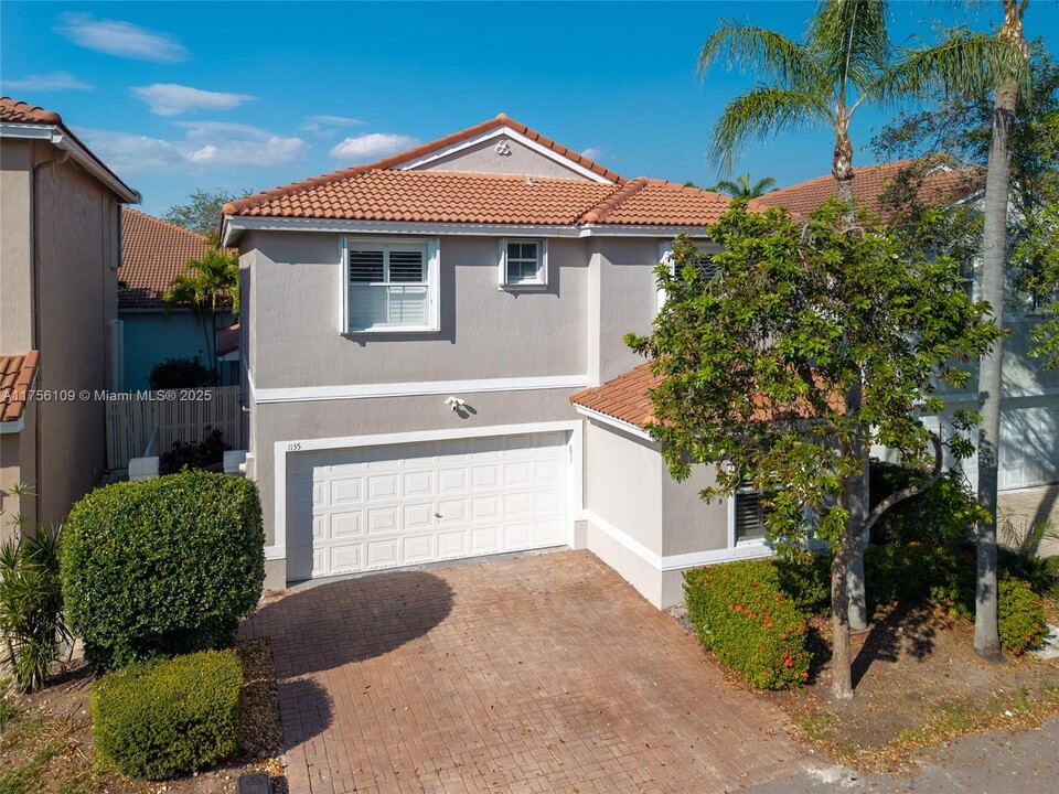 1135 Oysterwood St in Hollywood, FL - Building Photo