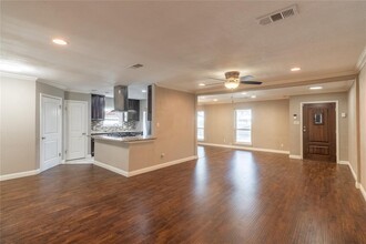 8419 Sharpview Dr in Houston, TX - Building Photo - Building Photo