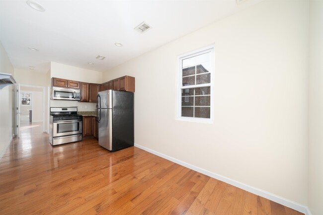 169 Christopher Columbus Dr in Jersey City, NJ - Building Photo - Building Photo