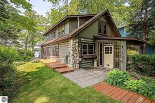 843 N South Long Lake Rd in Traverse City, MI - Building Photo