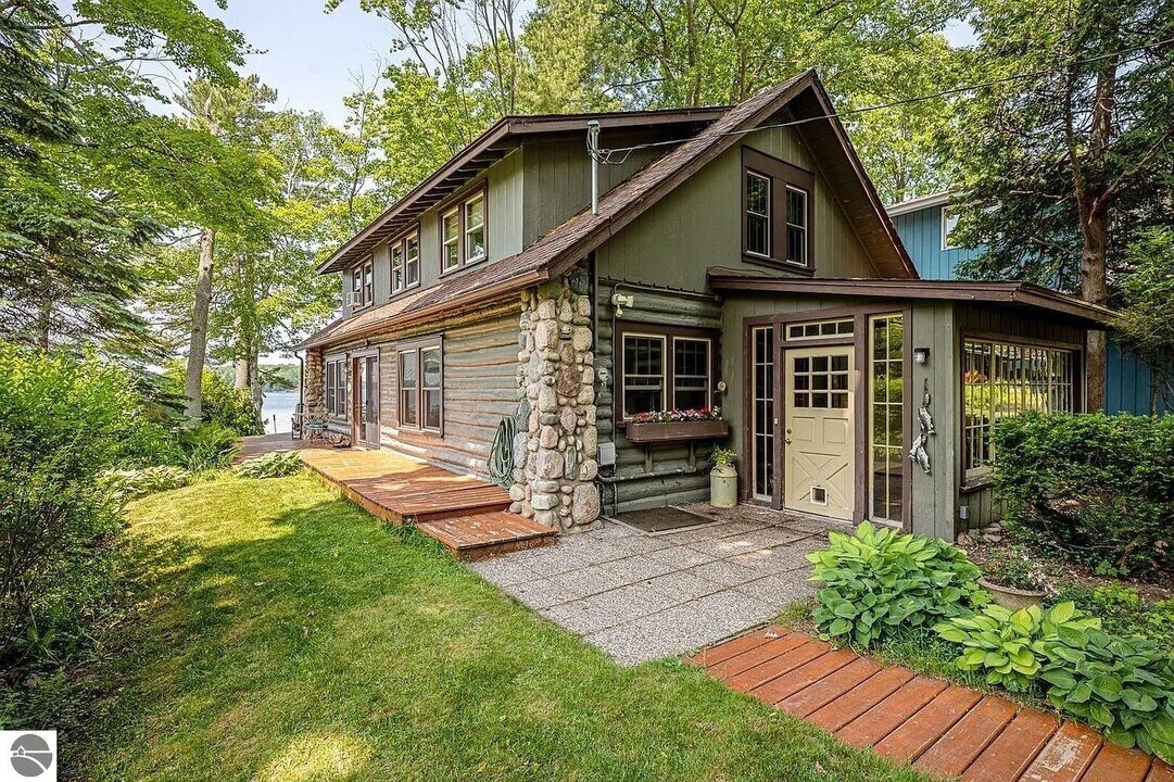 843 N South Long Lake Rd in Traverse City, MI - Building Photo