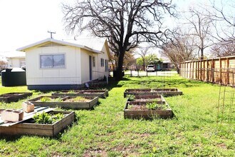 535 W Vaughan St in Bertram, TX - Building Photo - Building Photo