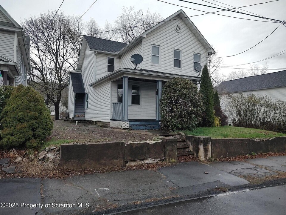 107 2nd St in Blakely, PA - Building Photo