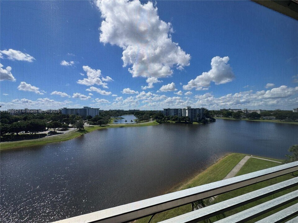 3095 N Course Dr in Pompano Beach, FL - Building Photo