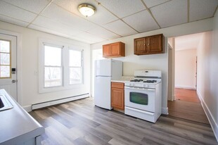 70 Maple St in Chicopee, MA - Building Photo