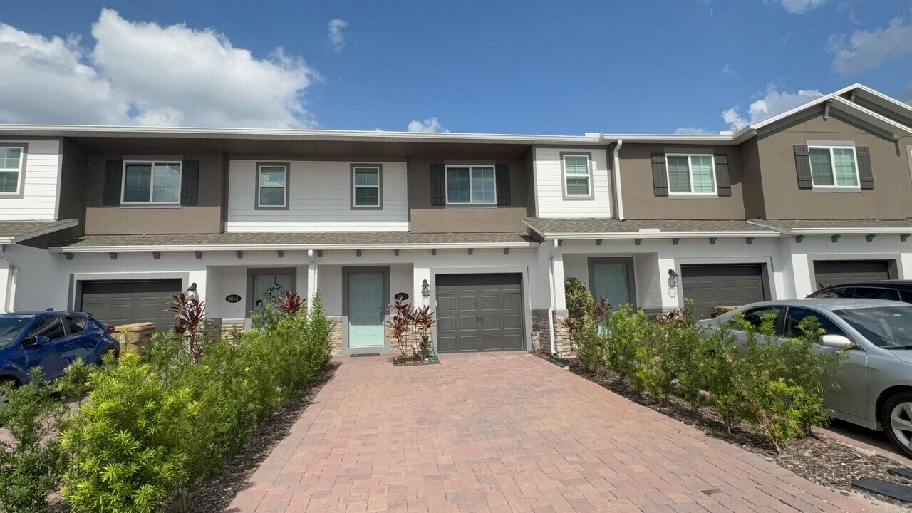 2811 Narcoossee Cmns Wy in St. Cloud, FL - Building Photo