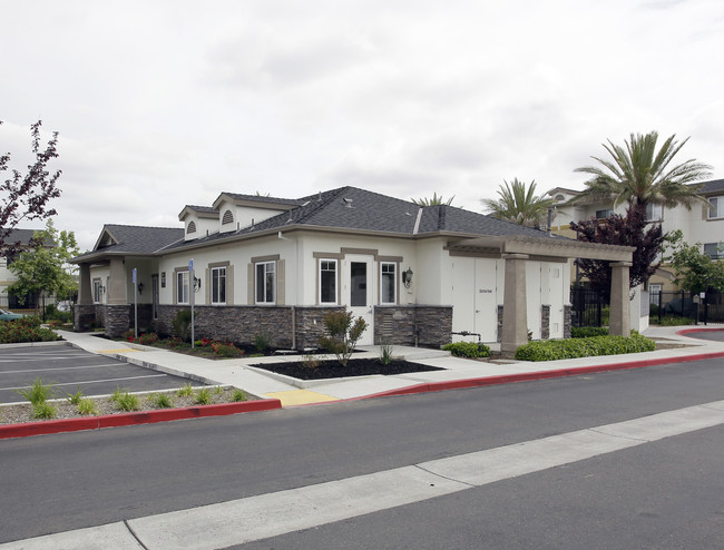 The Crossings at Elk Grove in Elk Grove, CA - Building Photo - Building Photo