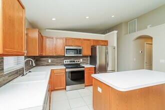 3128 Prairie Iris Dr in Land O Lakes, FL - Building Photo - Building Photo