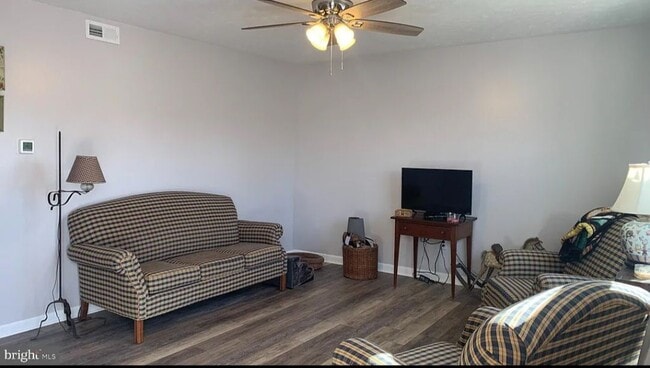 1126 Wadewood Ct in Woodstock, VA - Foto de edificio - Building Photo