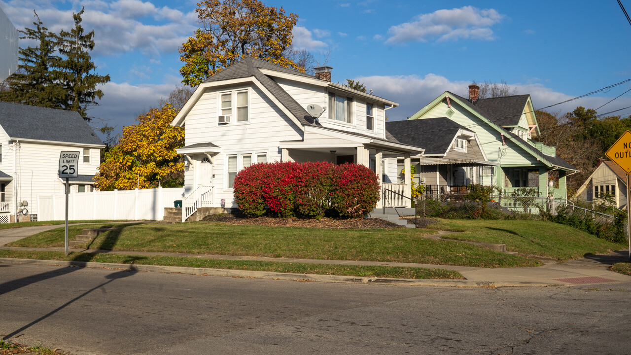 2050 Hewitt Ave in Cincinnati, OH - Building Photo