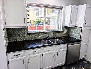 2125 Carmona Ave, Unit 12 in Los Angeles, CA - Building Photo - Building Photo