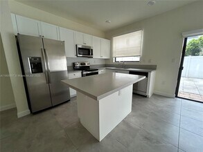 10622 W 33rd Way in Hialeah, FL - Building Photo - Building Photo
