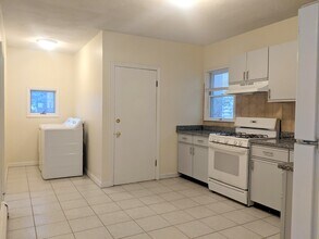 83 Yorktown St, Unit 1 in Somerville, MA - Foto de edificio - Building Photo