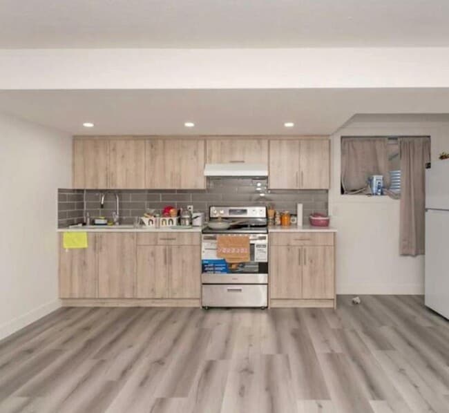 property at 956 W Lakeview Dr