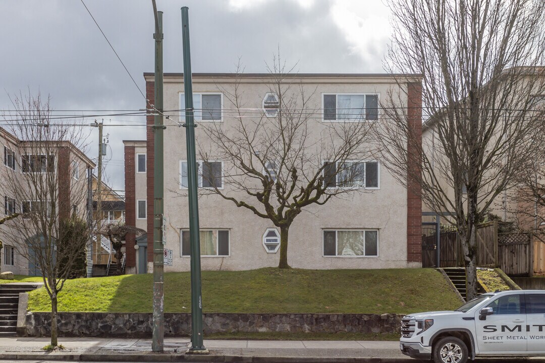 1590 Broadway E in Vancouver, BC - Building Photo