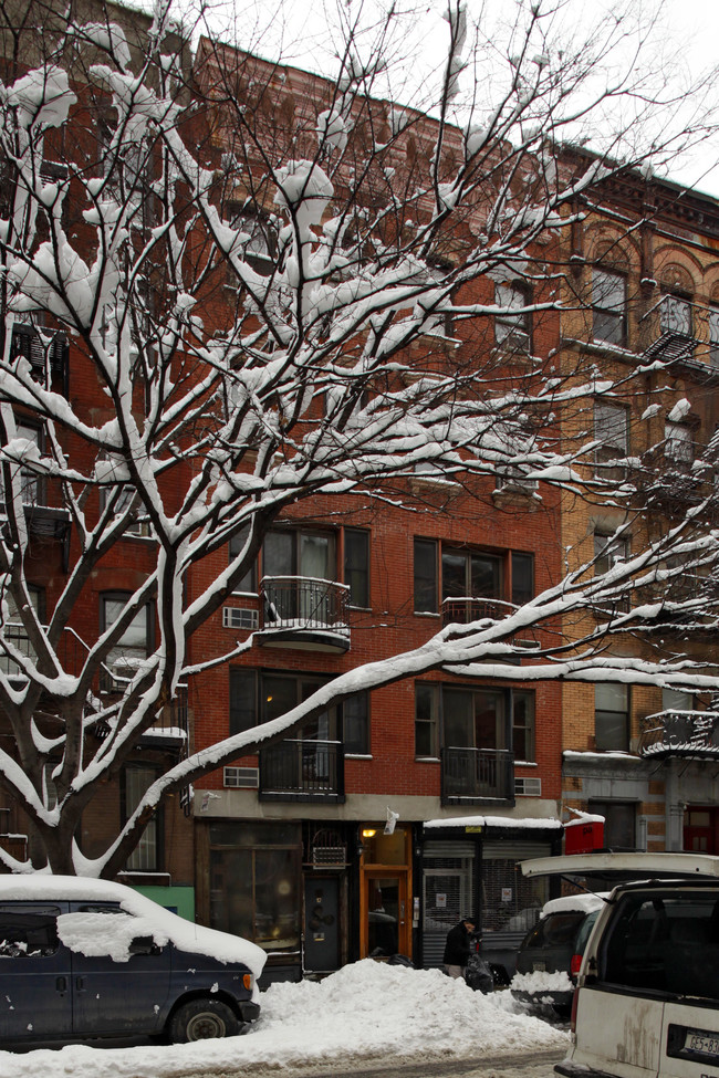 102 E 7th St in New York, NY - Building Photo - Building Photo