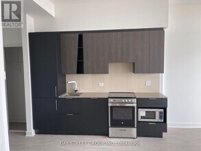3900 Confederation Pkwy in Mississauga, ON - Building Photo - Building Photo