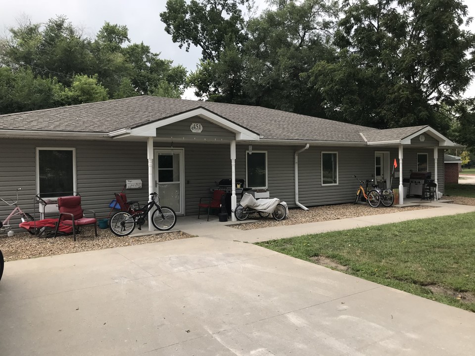 1010 Grove St in Adel, IA - Building Photo