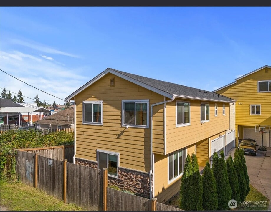 3128 Broadway, Unit Unit C in Everett, WA - Foto de edificio