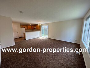 5254 SE 73rd Ave in Portland, OR - Building Photo - Building Photo