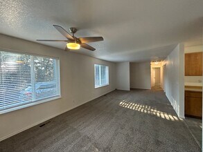 1073 NE Hidden Valley Dr in Bend, OR - Building Photo - Building Photo