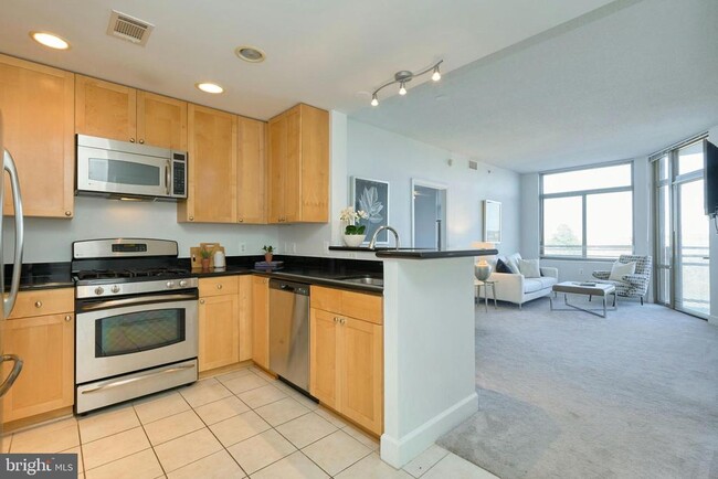 3650 S Glebe Rd in Arlington, VA - Foto de edificio - Building Photo