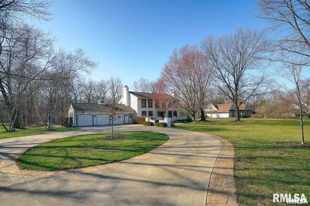 11815 N Hickory Grove Rd in Dunlap, IL - Building Photo