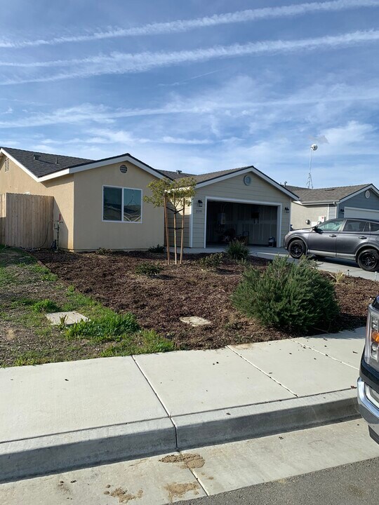 21395 Tulare St in Lost Hills, CA - Foto de edificio