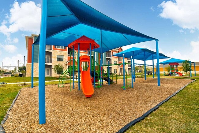 Grand Station Apartment Homes in Austin, TX - Foto de edificio - Building Photo