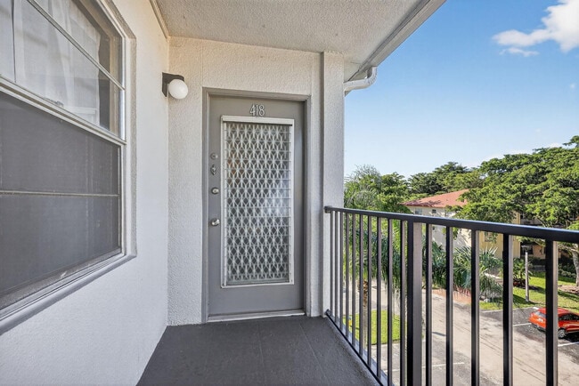 101 SW 132nd Way in Pembroke Pines, FL - Building Photo - Building Photo