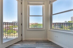 520 N Halsted St, Unit 516 in Chicago, IL - Building Photo