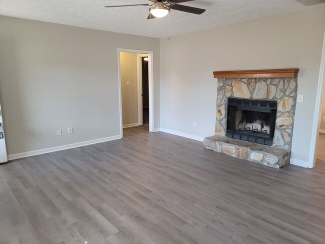 5483 Falling Waters Dr in Hope Mills, NC - Building Photo - Building Photo