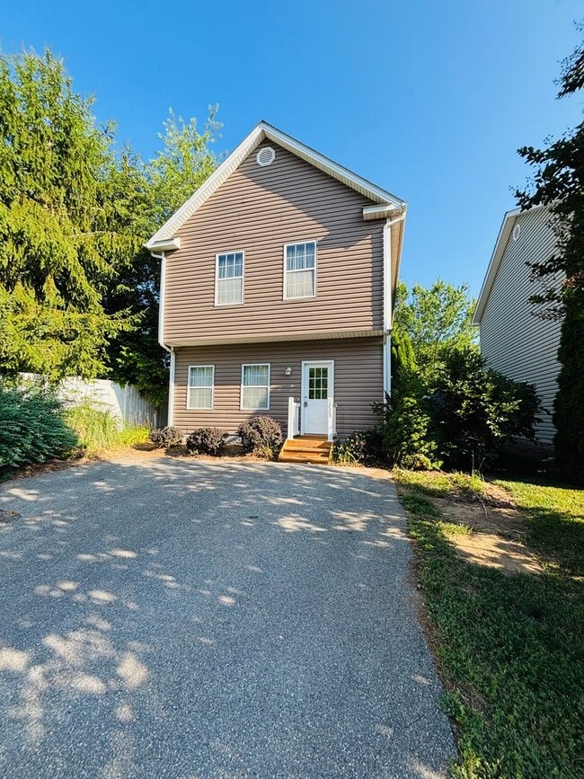 1723 Aden Ln in Blacksburg, VA - Building Photo - Building Photo