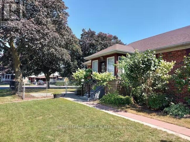 2 Waringstown Dr in Toronto, ON - Building Photo - Building Photo