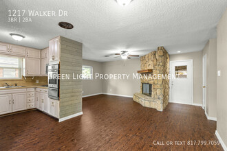 1217 Walker Dr in Hurst, TX - Foto de edificio - Building Photo