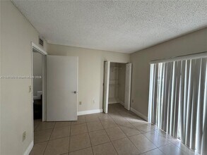 670 NW 85th Pl in Miami, FL - Foto de edificio - Building Photo