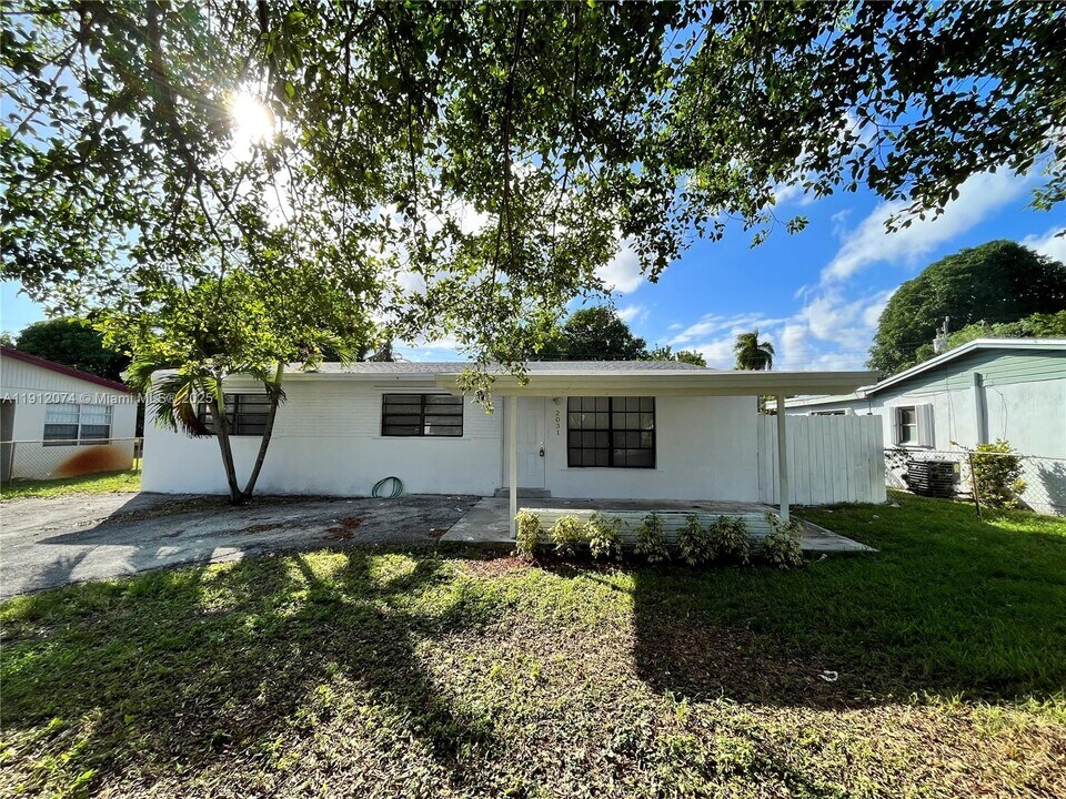 2031 NW 30th Ave in Fort Lauderdale, FL - Building Photo