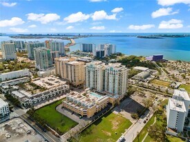 800 N Tamiami Trl in Sarasota, FL - Building Photo