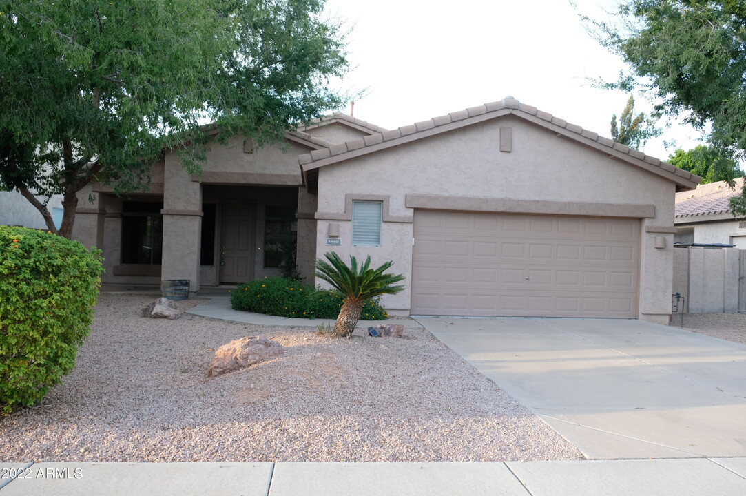 1680 E Tradewind Ct in Gilbert, AZ - Foto de edificio