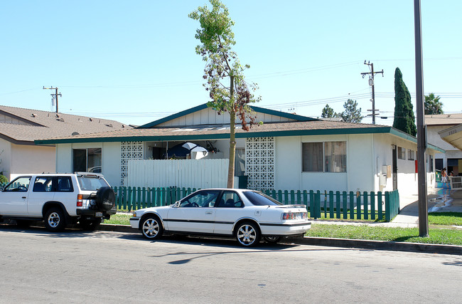 1818 E Grove Ave in Orange, CA - Building Photo - Building Photo