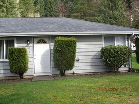 631 N 13th St in Elma, WA - Building Photo